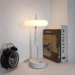Lampe de table Arletta BB'art minimaliste avec design moderne et finition blanche