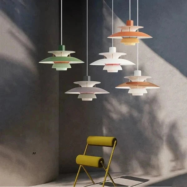 Suspension design danoise au-dessus d'une table à manger
