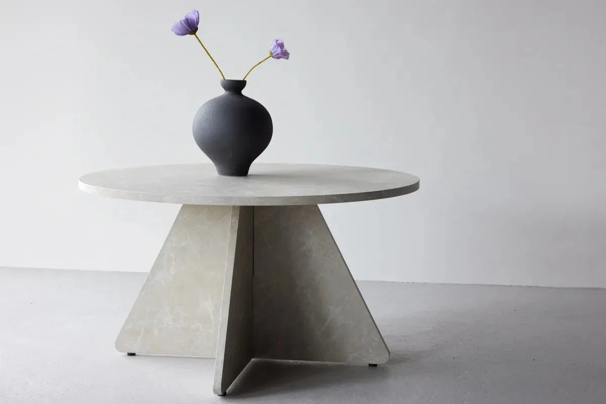 Table basse ronde beige Bootcut dans un salon