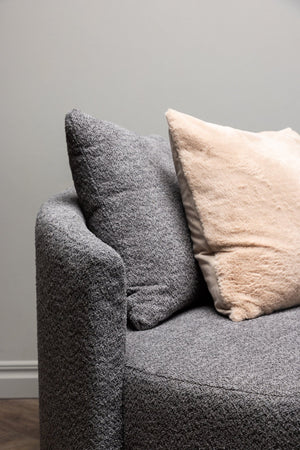 Canapé KELSO polaire gris dans un intérieur contemporain