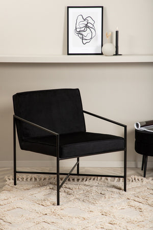 Fauteuil Rakel en velours noir dans un salon contemporain