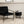 Fauteuil Rakel velours noir installé en coin lecture