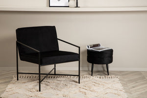 Fauteuil Rakel velours noir installé en coin lecture