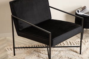 Fauteuil Rakel noir vu dans une pièce de vie lumineuse