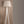 Lampadaire Kona bois et abat-jour effet lin en ambiance, vue d'ensemble