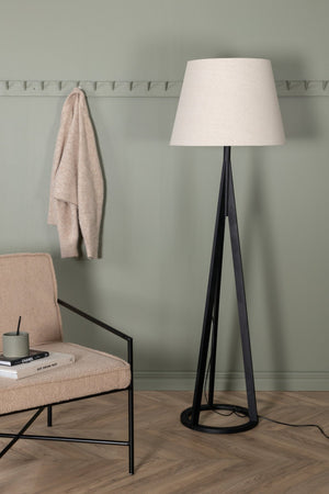 Lampadaire Kona bois et abat-jour effet lin en situation dans un intérieur
