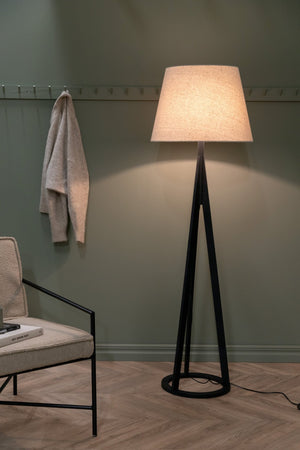 Lampadaire Kona bois et abat-jour effet lin dans une pièce de vie