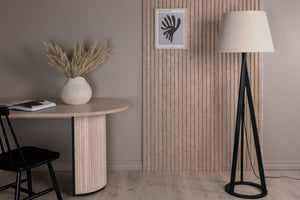 Lampadaire Kona bois et abat-jour effet lin en situation