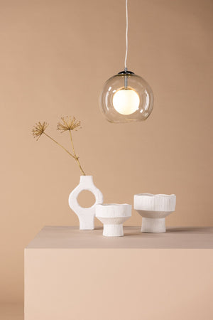 Lustre en verre transparent mis en situation dans un intérieur
