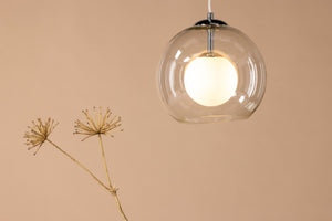 Luminaire en verre transparent mis en scène dans un intérieur