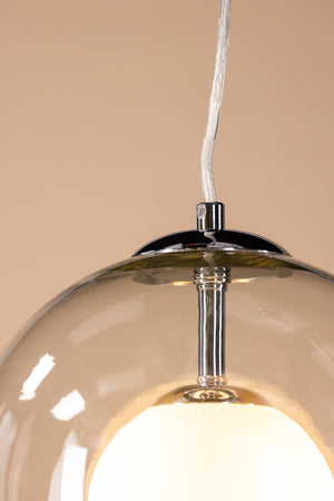 Suspension en verre transparent dans une pièce de vie
