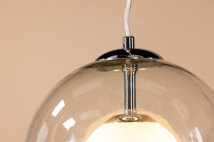 Lustre en verre et métal argenté en ambiance déco