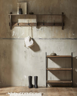 Rayonnage en fer noir et bois recyclé en ambiance déco