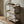 Étagère trois niveaux en bois recyclé mise en scène