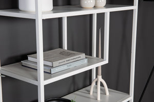 Bibliothèque STAAL 190 cm blanche dans une pièce de vie