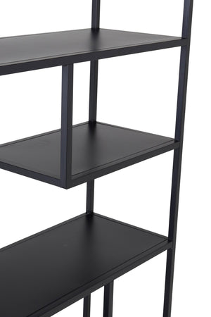 Rayonnage métallique noir garni d'objets décoratifs