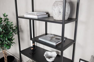 Étagère noire à six tablettes en situation