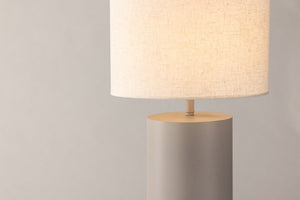 Lampadaire UMEÅ – une élégance douce pour une ambiance chaleureuse. - Lampadaire