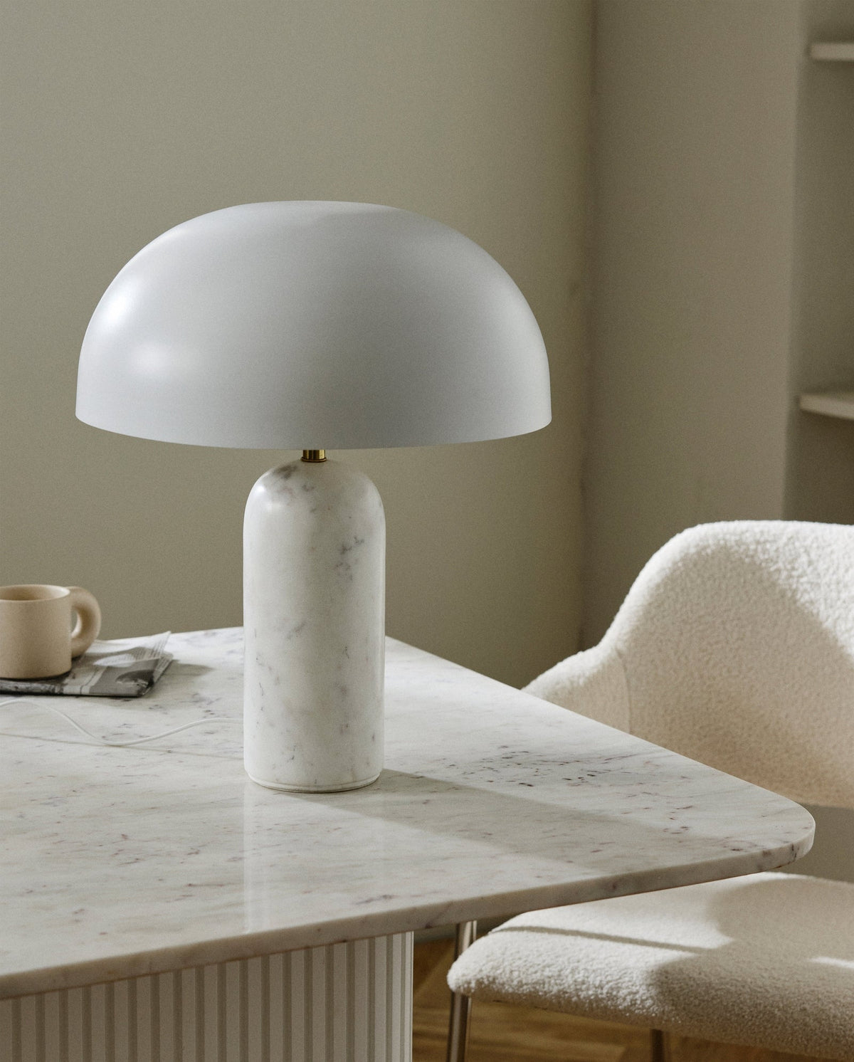 Du marbre blanc et de la lumière chaude