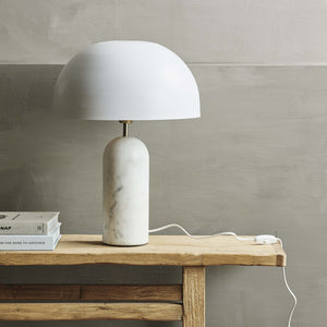 Lampe à poser ATLAS en marbre blanc mise en scène