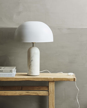 Lampe à poser ATLAS en marbre blanc mise en scène