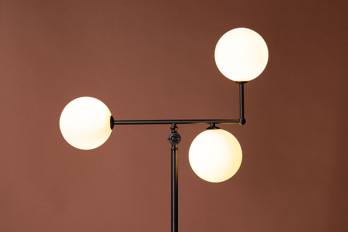 Trois points de lumière dans l’angle du salon