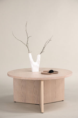 Table basse ronde Saltö 65 cm en situation dans un intérieur