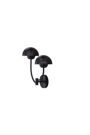 Luminaire mural LYCKORNA en fer noir mis en situation