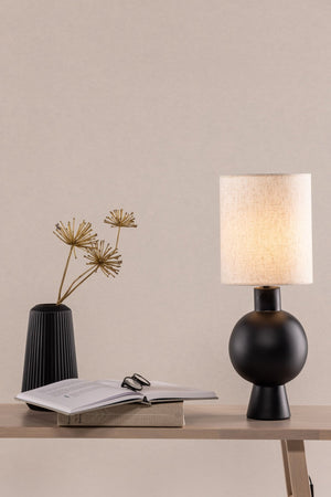 Lampe à poser MYSTERNA dans une pièce de vie