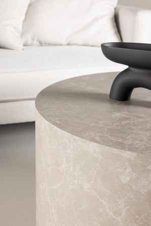Table basse ronde York 80 cm dans une pièce de vie