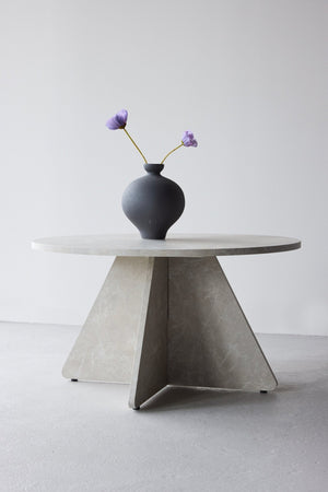 Table basse ronde Bootcut 80 cm en situation dans un intérieur