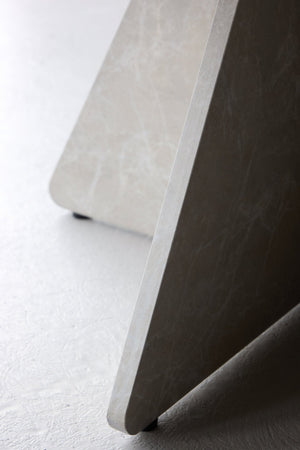 Table basse ronde Bootcut 80 cm dans une pièce de vie
