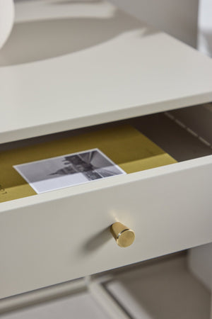 Table de chevet Bakal dans une pièce de vie