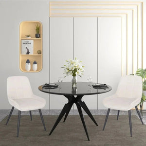 Chaises Velvet blanc en lot de 2 autour d'une table pour un look chic