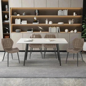 Chaises Vintage Atelier brun foncé autour d'une table à manger