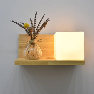 Applique murale scandinave BB’art - Cube LED avec étagère en bois naturel et vase décoratif.