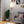Lampadaire à tablettes blanc installé dans une pièce