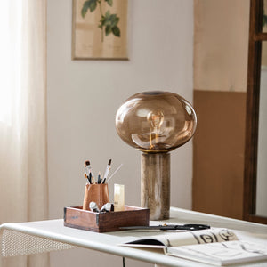 Lampe de table BES en marbre brun et verre fumé en ambiance