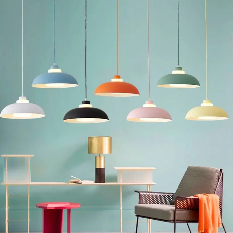 Une soucoupe posée au-dessus de la table