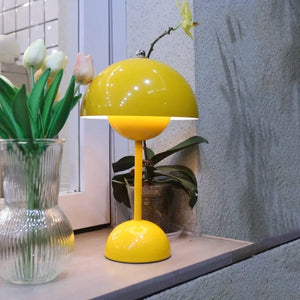 Lampe Flowerpot jaune allumé
