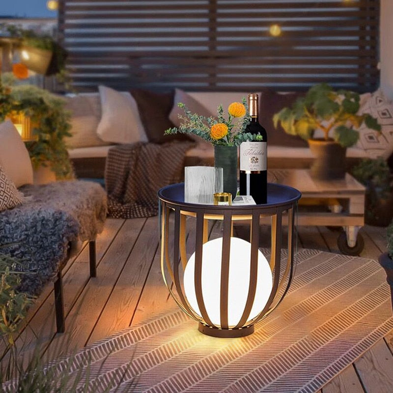 Lampe solaire de jardin moderne pour table de thé - Éclairage extérieur étanche, créant une ambiance atmosphérique.