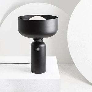 Lampe de table Spotlight en métal noir au design moderne