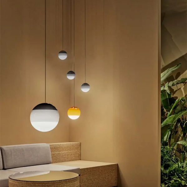 Suspension Designer Dipping, la lampe suspendue LED en verre coloré inspirée de l'art créatif des ballons BB'art meuble & déco