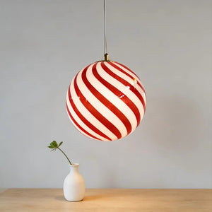 Suspension boule en verre rayé au design nordique minimaliste
