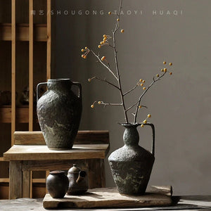 Vase en céramique rustique de coloris gris