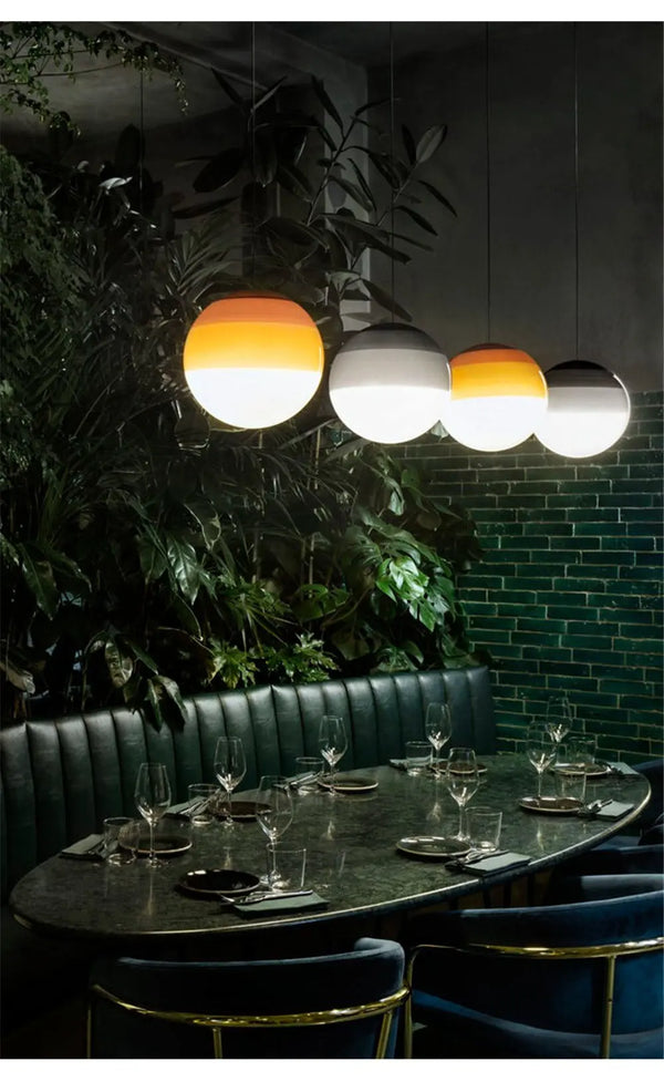 Suspension Designer Dipping, la lampe suspendue LED en verre coloré inspirée de l'art créatif des ballons BB'art meuble & déco