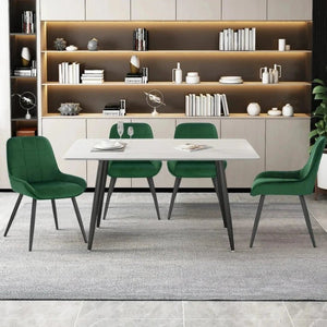 Chaises Velvet vert en velours autour d'une table de salle à manger