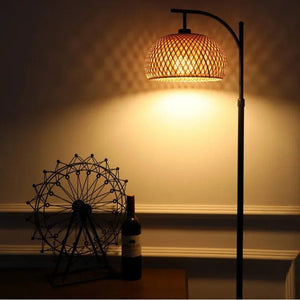 Lampadaire Bamboo Zen allumer dans un salon