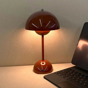 Lampe Flowerpot rouge allumé sur le bureau