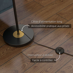 Lampadaire noir et doré vu sous un angle différent